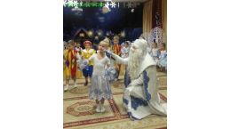 голос чарующий льется по залу